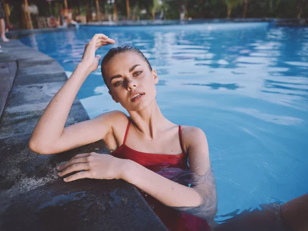 Mulher na água transparente da piscina apoiou seus cotovelos sobre as telhas cinzas relaxar descanso paisagem férias — Fotografia de Stock