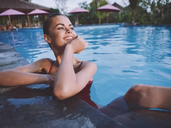 Gelukkig vrouw zwemmen in het zwembad portret close-up landschap transparant water model — Stockfoto