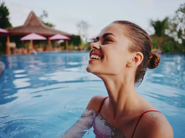 Felice donna con i capelli bagnati nuotare in piscina in natura — Foto Stock