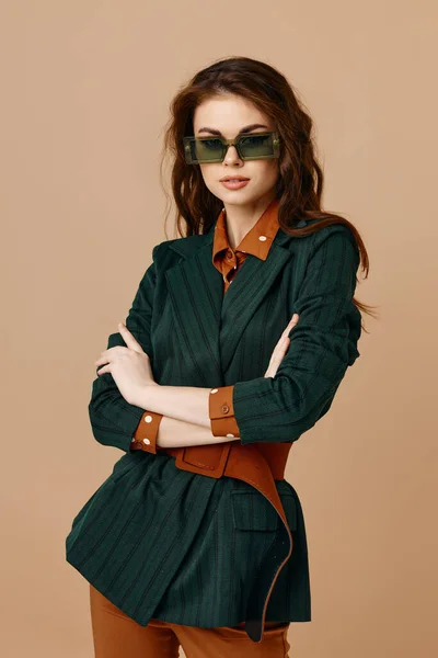 Woman wearing sunglasses fashion glamor dispensing studio isolated background — 스톡 사진