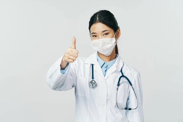 Ženy lékař v bílém plášti lékařské masky stetoskop nemocnice — Stock fotografie