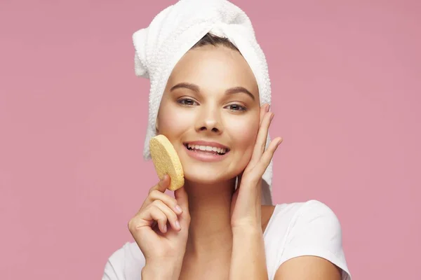 Žena s ručníkem na hlavě houba v rukou čisté kůže péče o tělo — Stock fotografie