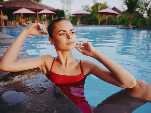 Samice cestovatel v červených plavkách plavání v bazénu čistý vodní model oříznutý pohled — Stock fotografie