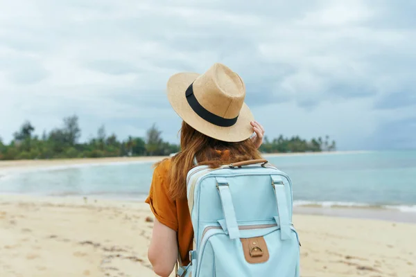 Mulher mochila turística viagem ilha paisagem ar fresco — Fotografia de Stock