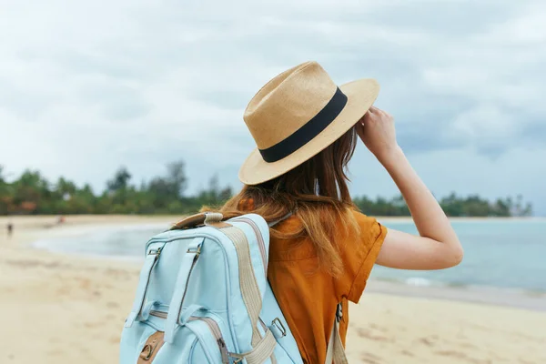 Mujer turista mochila viaje isla trópicos naturaleza —  Fotos de Stock