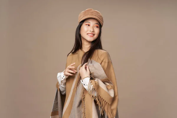 Vidám nő ázsiai megjelenés modern ruhastúdió bézs háttér — Stock Fotó
