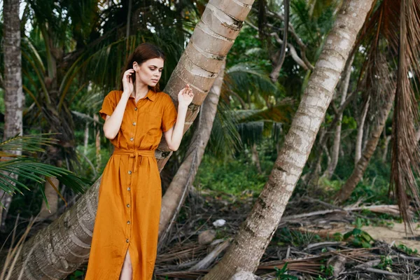 Mulher turista viagem ilha palmeiras selva trópicos — Fotografia de Stock