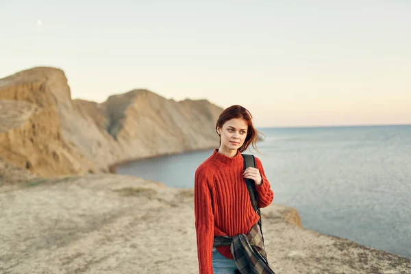 Belle femme reposant dans les montagnes près de la mer avec un sac à dos sur son épaule vue recadrée — Photo