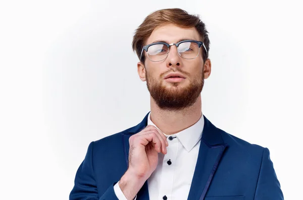 Бізнесмен в куртці і сорочці вирівнює окуляри на його моделі коміра обличчя — стокове фото