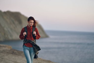 Sırt çantalı kadın seyahat turizmi ve dağ denizi