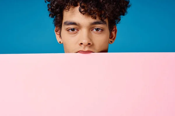 Lindo chico con pelo rizado rosa cartel de cerca —  Fotos de Stock