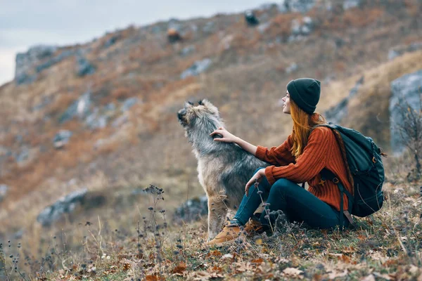 Mulher viagens natureza montanhas amizade cão paisagem — Fotografia de Stock