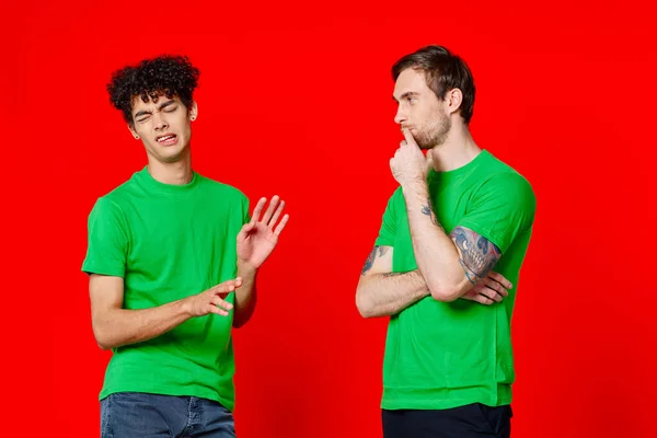 녹색 티셔츠를 입은 즐거운 친구들 이 의사소통을 가로막고 있다 — 스톡 사진
