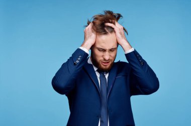 Takım elbiseli adam. Başarı, kendine güven yöneticisi.