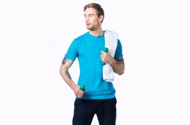 Mavi tişörtlü spor adam omuzlarında spor antrenmanı.