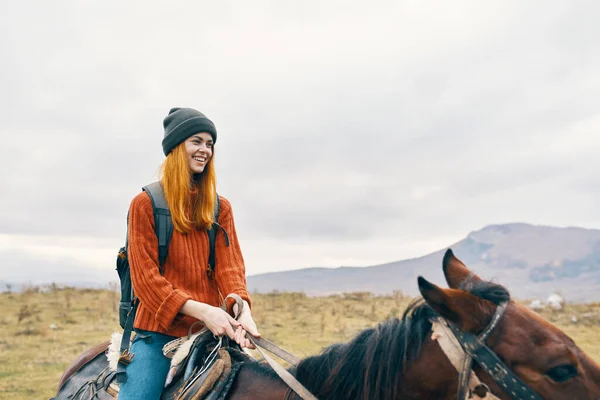 Woman tourist sitting on horse walk fresh air travel friendship — Stock Photo, Image