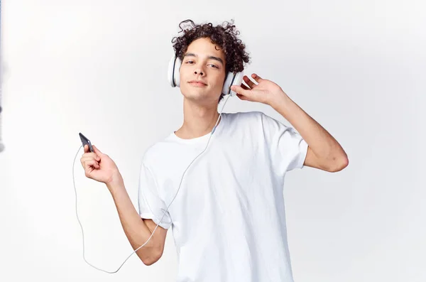 Hombre alegre en auriculares escucha música tecnología bailando — Foto de Stock