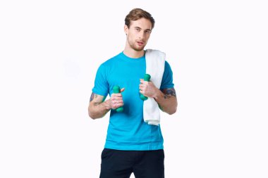 Mavi tişörtlü spor adam omuzlarında spor antrenmanı.