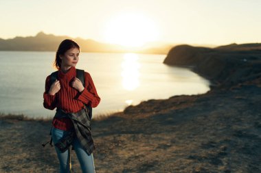 Sırt çantalı kadın seyahati. Kayalık dağlar yaşam tarzı.