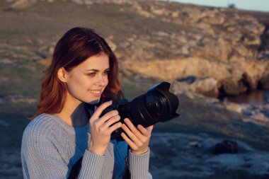Neşeli kadın fotoğrafçı. Rocky Dağları doğa hobisi.
