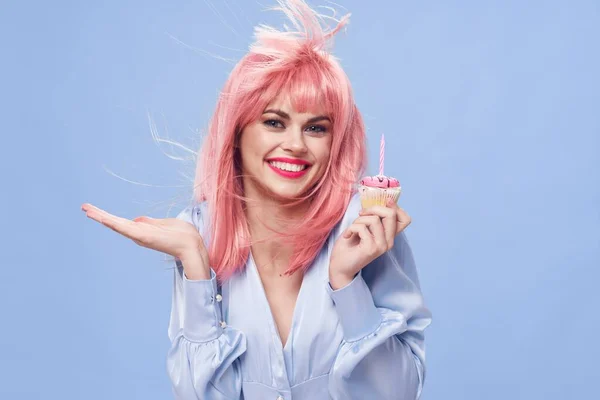 Alegre mujer rosa pelo dulces plantación divertido azul fondo — Foto de Stock