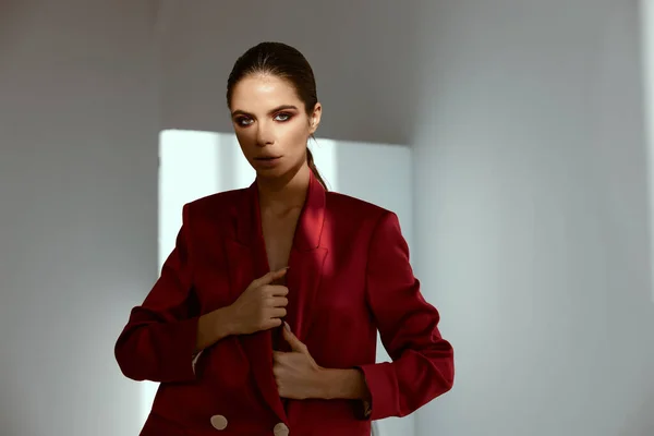 Senhora sexy em blazer vermelho nu corpo terno modelo — Fotografia de Stock
