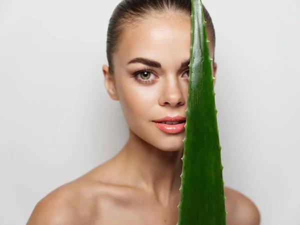 Jovem mulher clara pele natural olhar sorriso maquiagem retrato — Fotografia de Stock