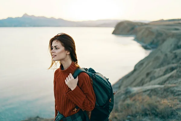 Hermoso viajero con mochila en las montañas en la naturaleza y las altas montañas cielo marino — Foto de Stock