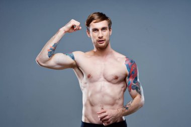 Atletik erkek üstsüz kol kasları kaslı vücut geliştirici fitness