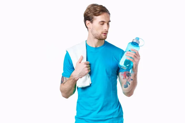 Pohledný muž s lahví vody v ruce sportovní fitness tetování — Stock fotografie