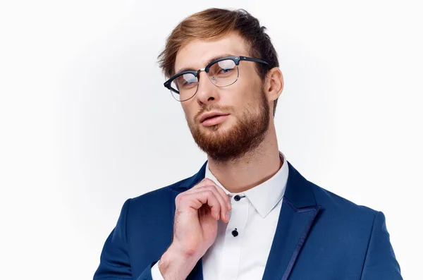 Бизнесмен в пиджаке и рубашке выпрямляет очки на своей модели воротника — стоковое фото