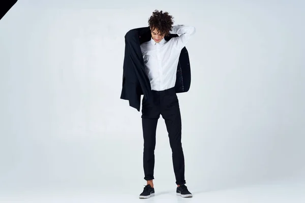 Schattig guy krullend haar volledige lengte blazer mode studio — Stockfoto