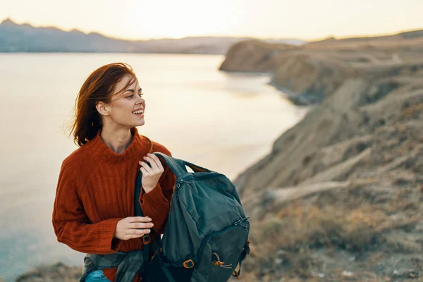 Щаслива жінка турист в червоному светрі в горах на природі біля моря — стокове фото