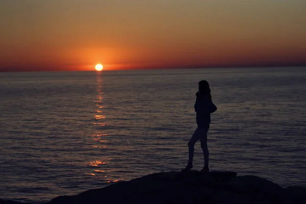 Silhouette einer Frau am Meer in den Bergen in der Natur — Stockfoto