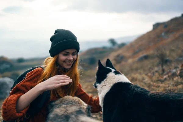 Vrouw toerist aaien een hond buiten landschap vakantie — Stockfoto