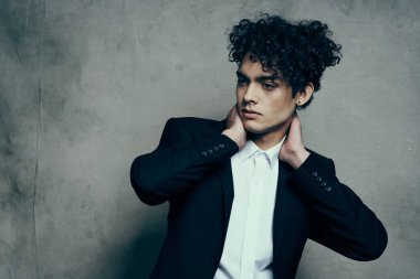 Takım elbiseli adam ve kıvırcık saçlı kendine güvenen ceket modası.