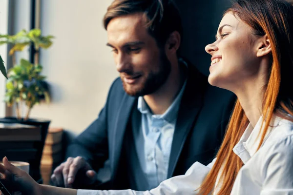 Uomo e donna d'affari socializzare in caffè colazione stile di vita — Foto Stock