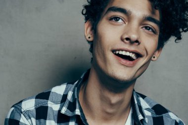 Yakışıklı adam portresi kıvırcık saçlı duygular gri arka plan modeli