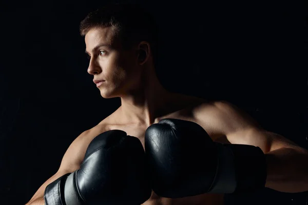 Sport chlap v boxerské rukavice close-up portrét černé pozadí — Stock fotografie