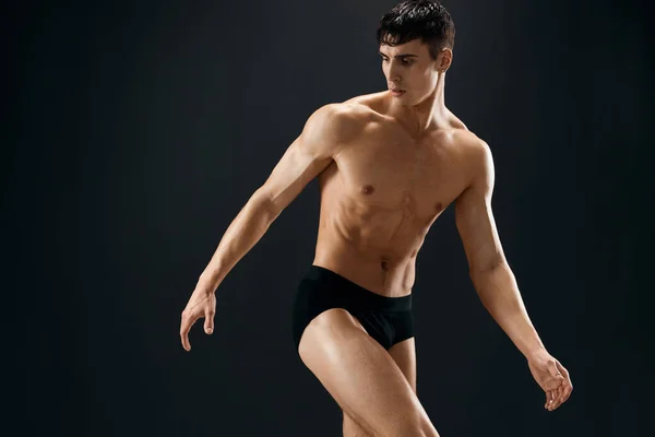 Χαριτωμένο αρσενικό αθλητής σκοτεινό δειλός μυώδης στούντιο σώμα σκοτεινό φόντο — Φωτογραφία Αρχείου