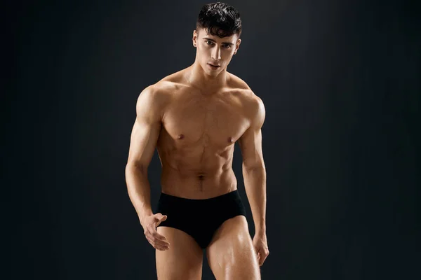 Atractivo hombre con musculoso desnudo cuerpo en negro bragas basado estudio —  Fotos de Stock