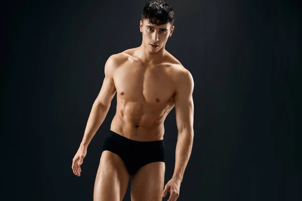 Kroppsbyggare med naken muskulös kropp i mörka trosor modeller — Stockfoto
