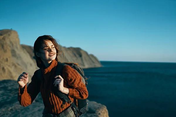 Fröhliche Wanderin im Freien felsige Berge Abenteuerlandschaft — Stockfoto