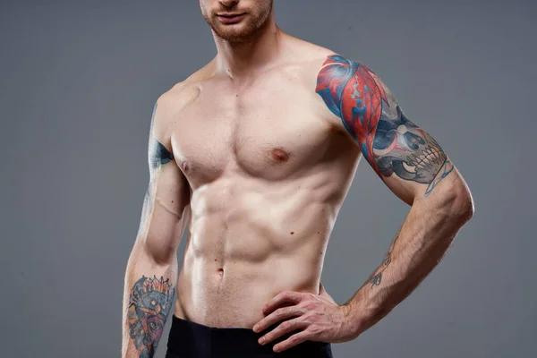 Hombre deportivo con un tatuaje de torso bombeado en sus brazos modelo de vista recortada — Foto de Stock