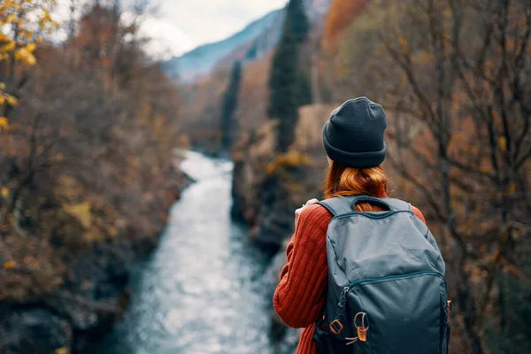 Mulher caminhante mochila rio viagem para as montanhas — Fotografia de Stock
