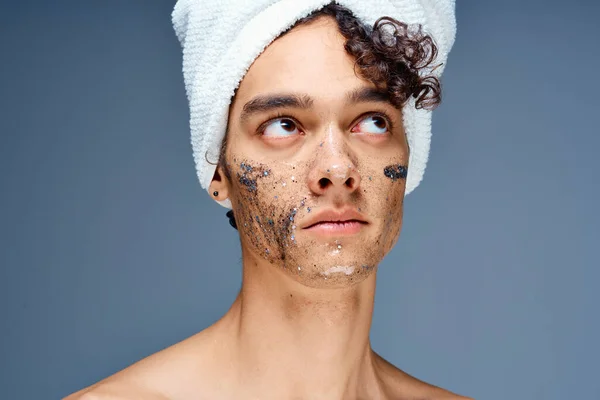 Cara alegre com uma toalha na cabeça cosméticos no rosto pele limpa — Fotografia de Stock