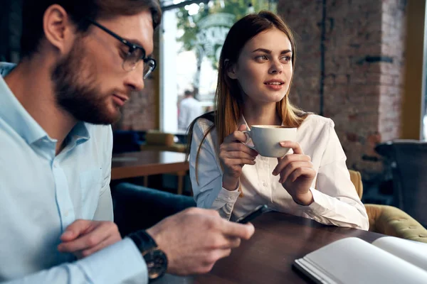 Uomini e donne d'affari seduti in un caffè una tazza di comunicazione per il tempo libero caffè — Foto Stock