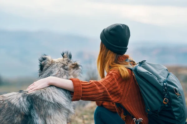 Жінка турист з собакою на відкритому повітрі подорожує дружба свобода — стокове фото
