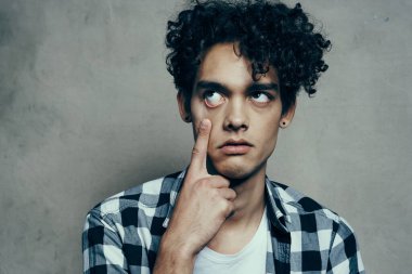 Ekose gömlekli kıvırcık saçlı bir adam. Görüntü modeli duyguları.