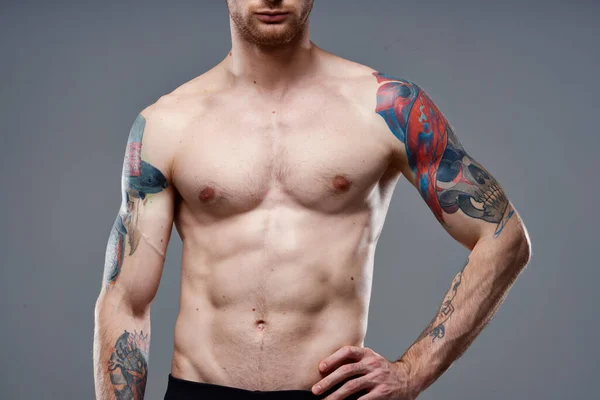 Hombre deportivo con un tatuaje de torso bombeado en sus brazos modelo de vista recortada — Foto de Stock